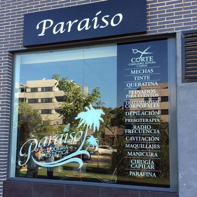 Fachadas, escaparates, cartelería, papelería, todo lo podemos imprimir para ti en Capricolor Estudio Fotográfico.